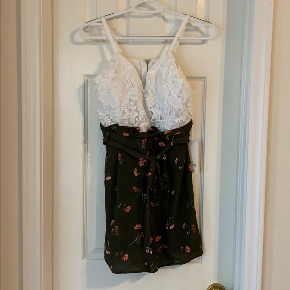 Romper 205 Collins lace and olive romper Sz ~> Medium